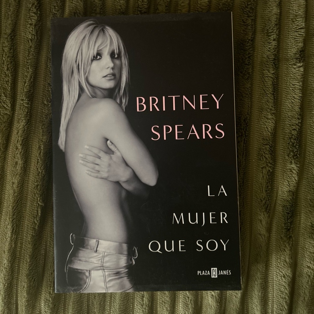 Britney Spears “the woman in me” Book 
*SPANISH VERSION *